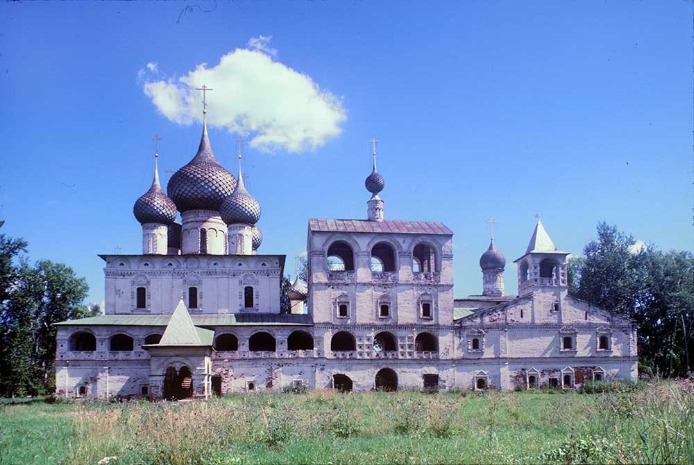 Il monastero di Uglich, lato occidentale. Da sinistra: la Cattedrale della Resurrezione, il campanile con la chiesa di Santa Maria d’Egitto, il refettorio e la chiesa di Smolensk con l’Icona della Vergine. 30 luglio 1997