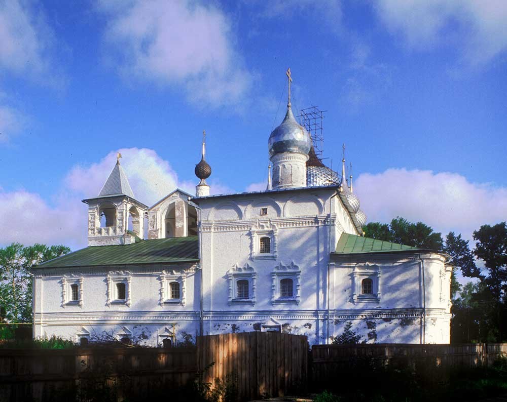 Monastero della Resurrezione. Chiesa dell’Icona della Vergine di Smolensk e refettorio con Torre dell’orologio, vista sud. 16 luglio 2007