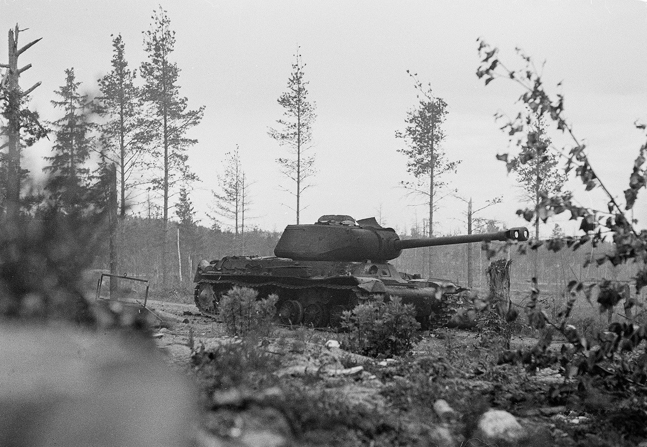 Онеспособен тенк ИС-2 на Црвената армија кај Карелската превлака