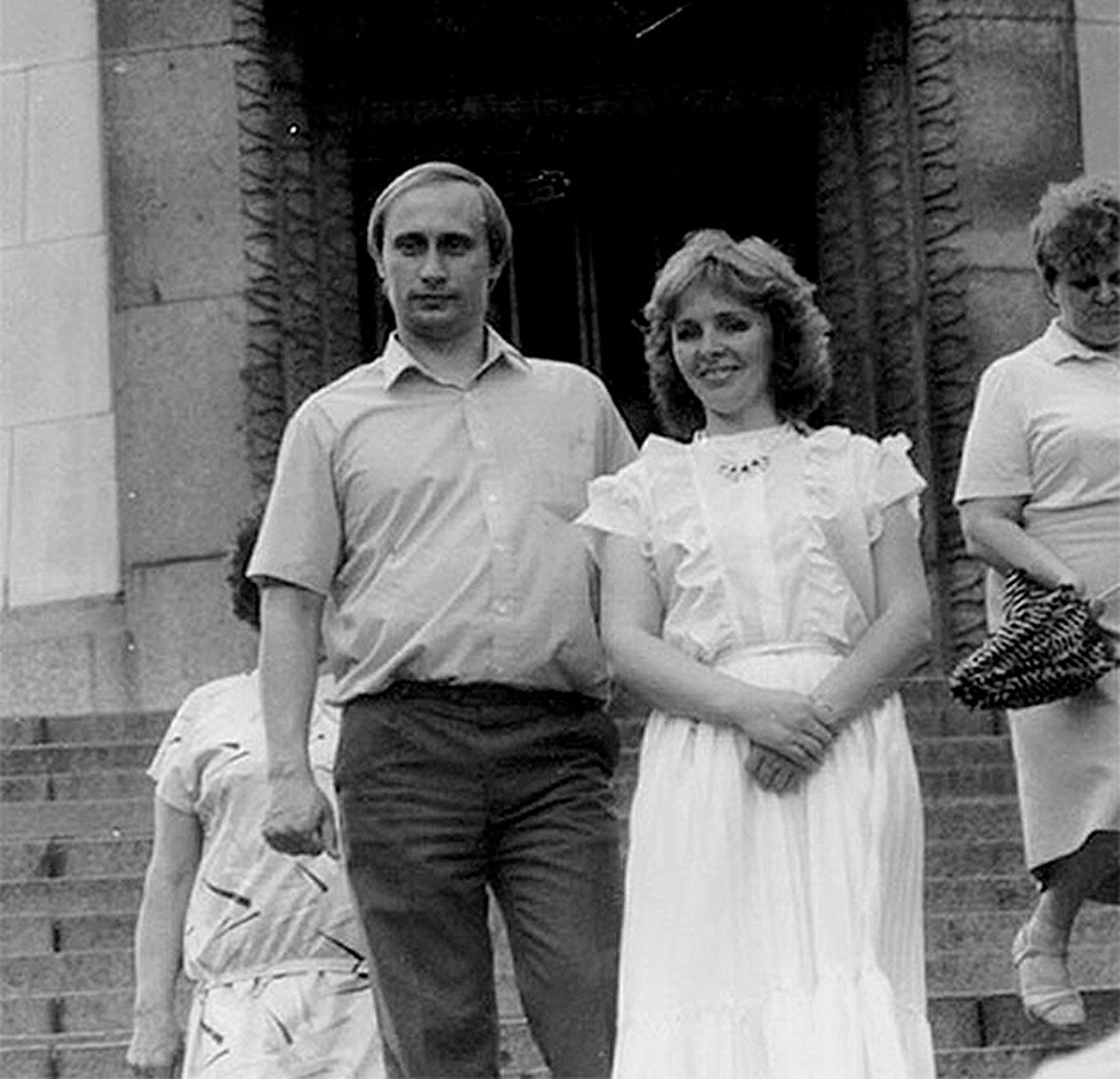 若いウラジーミル・プーチンと妻リュドミラ