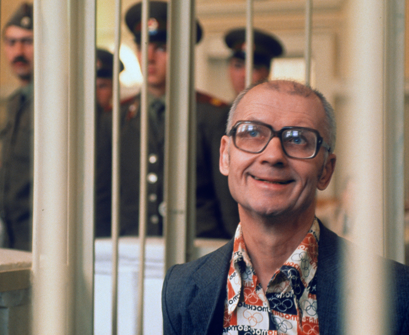 Andrei Tschikatilo. Von 1982 bis 1990 ermordete und vergewaltigte er brutal über 50 Kinder und junge Frauen. Er wurde 1994 nach einem zweijährigen Prozess hingerichtet.