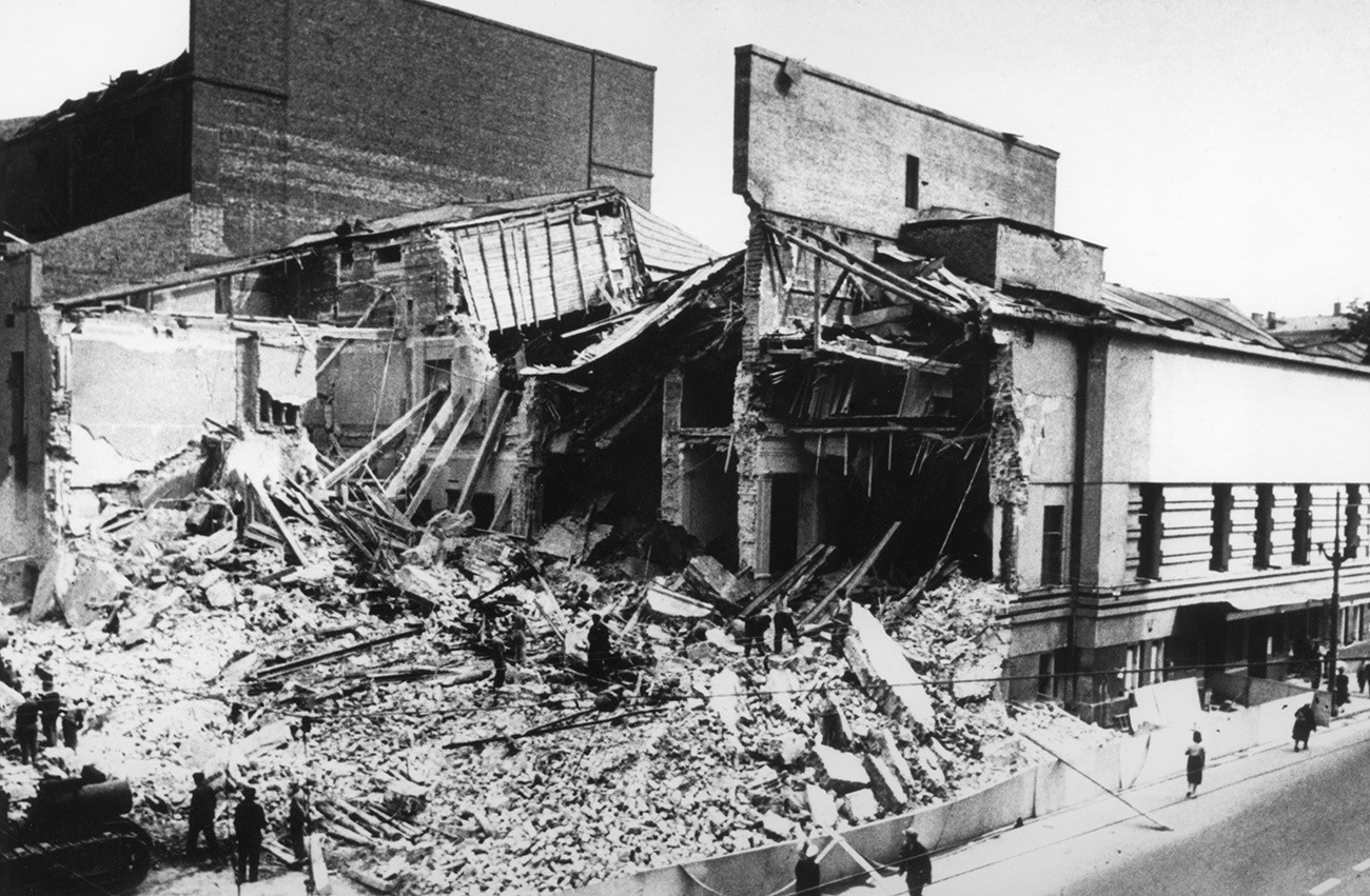 Здание театра имени Е.Б. Вахтангова на Арбате, разрушенное во время бомбардировки в ночь с 23 на 24 июля 1941 года.