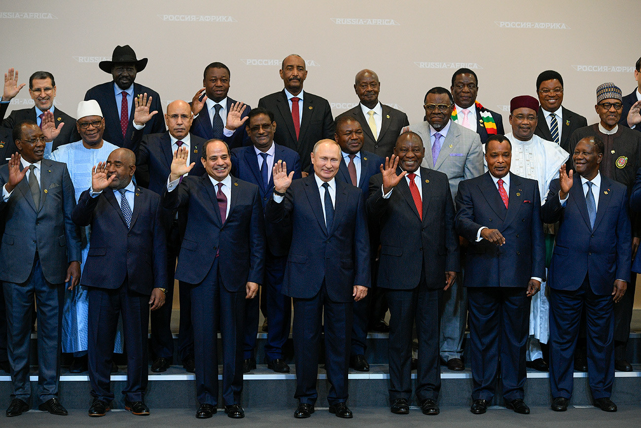 Presiden Rusia Vladimir Putin (tengah) bersama para peserta KTT Rusia-Afrika di Sochi, Oktober 2019.