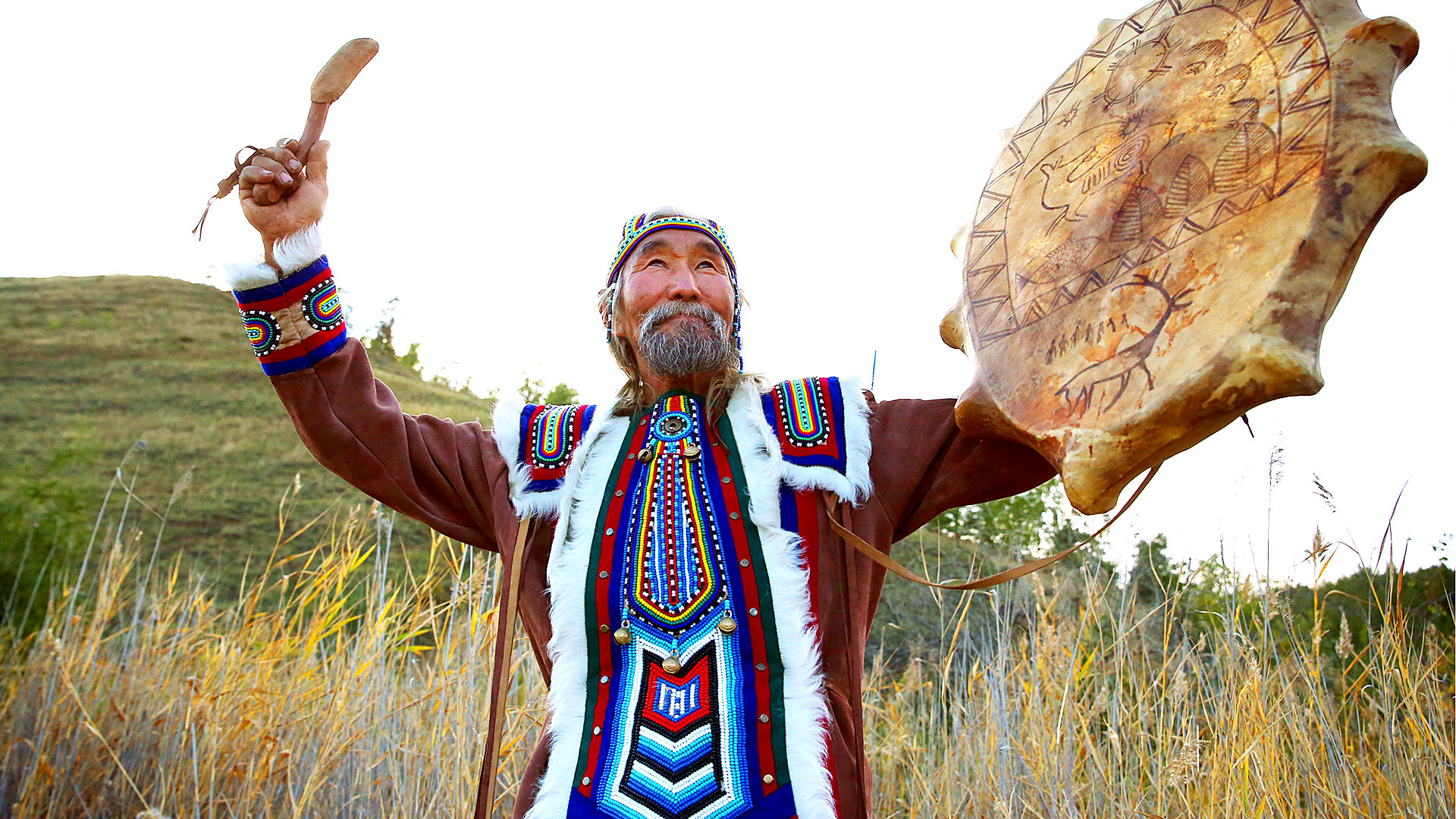 Vasilij Atlasov con il costume nazionale della Jakuzia e un tamburo da sciamano