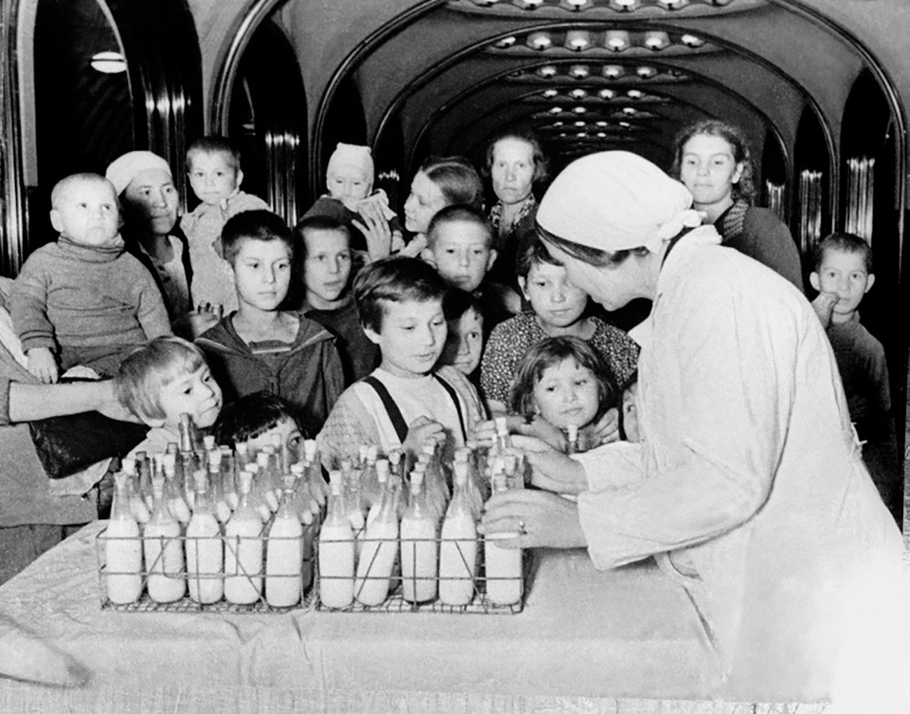 子どもたちは牛乳を与えられた。マヤコフスカヤ駅。
