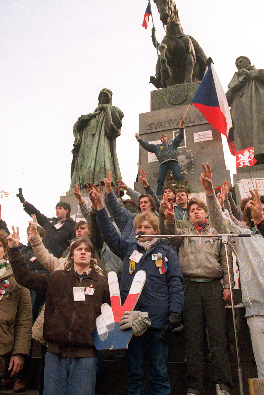 Група младежи от Чехословакия показват знака 