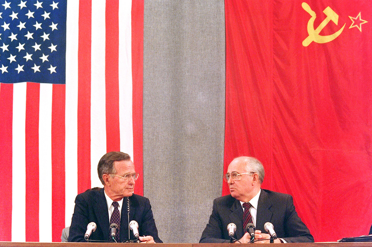 Снимка, направена на 31 юли 1991 г., показва американския президент Джордж Буш и съветския му колега Михаил Горбачов по време на пресконференция в Москва, на която приключва двудневната американо-съветска среща на върха, посветена на разоръжаването.