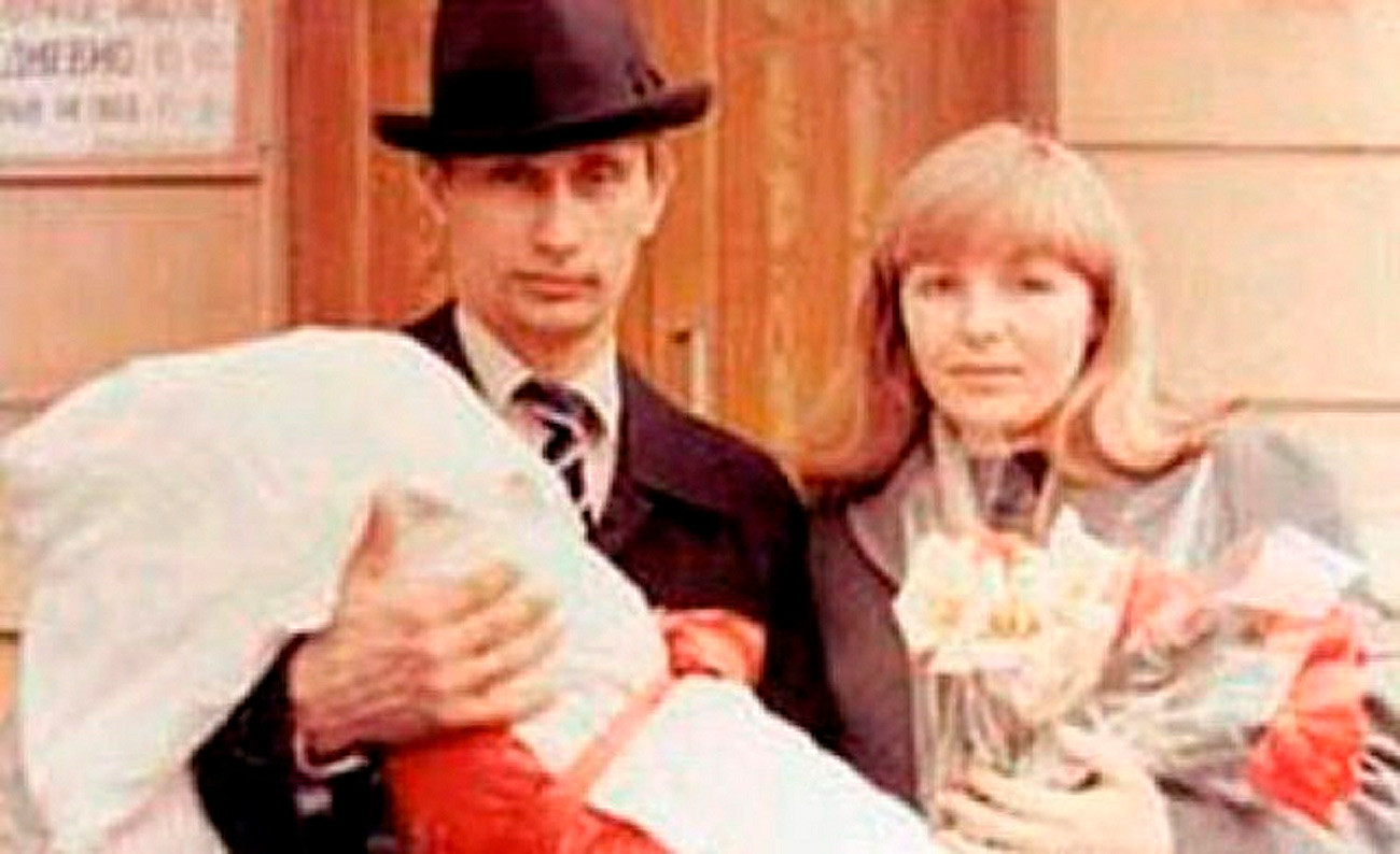 Mladi Vladimir Putin sa ženom Ljudmilom i kćeri. Oko 1986. 

