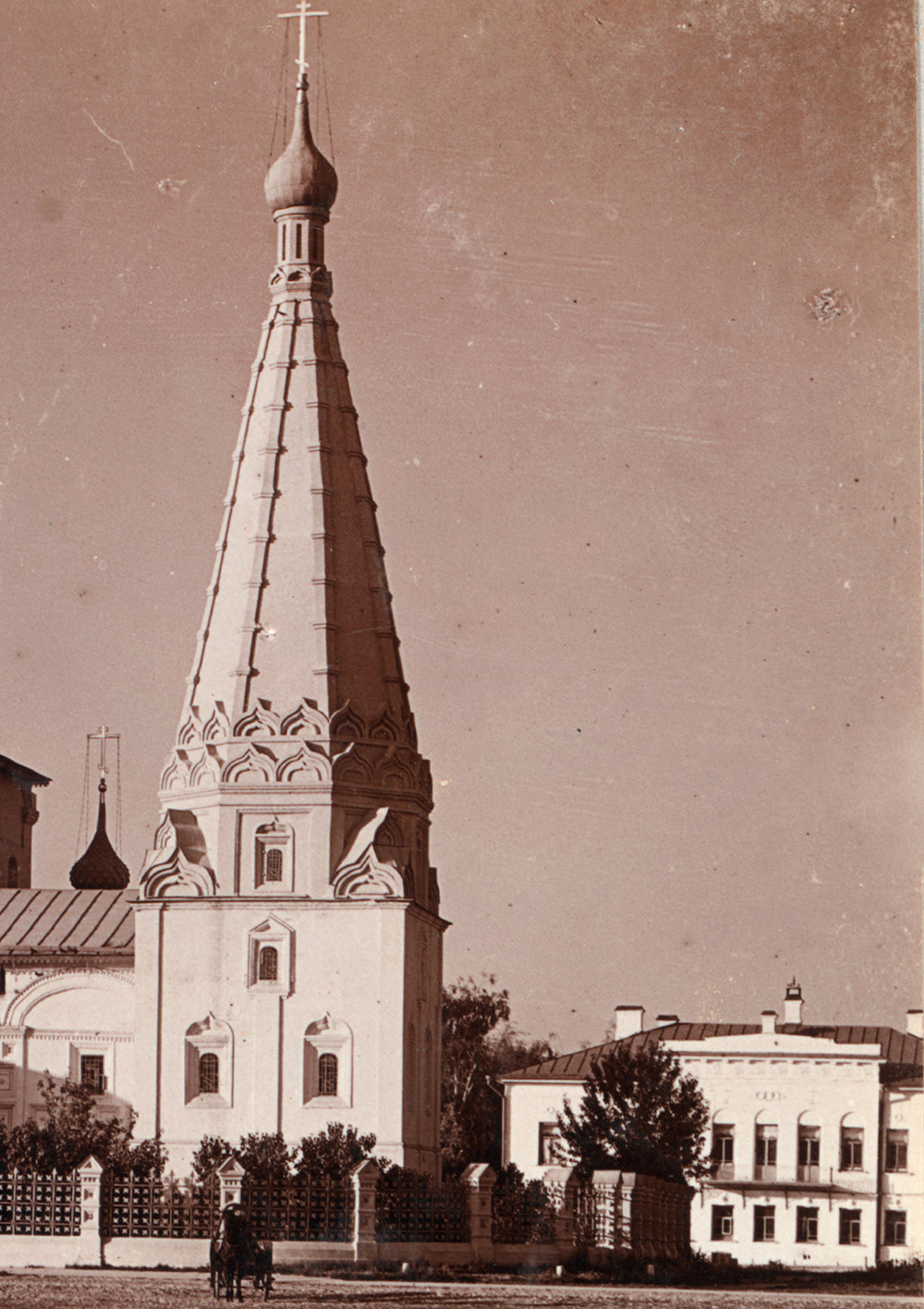 Yaroslavl. Church of Elijah the Prophet. Chapel of Deposition of the Robe, west view. Summer 1910.