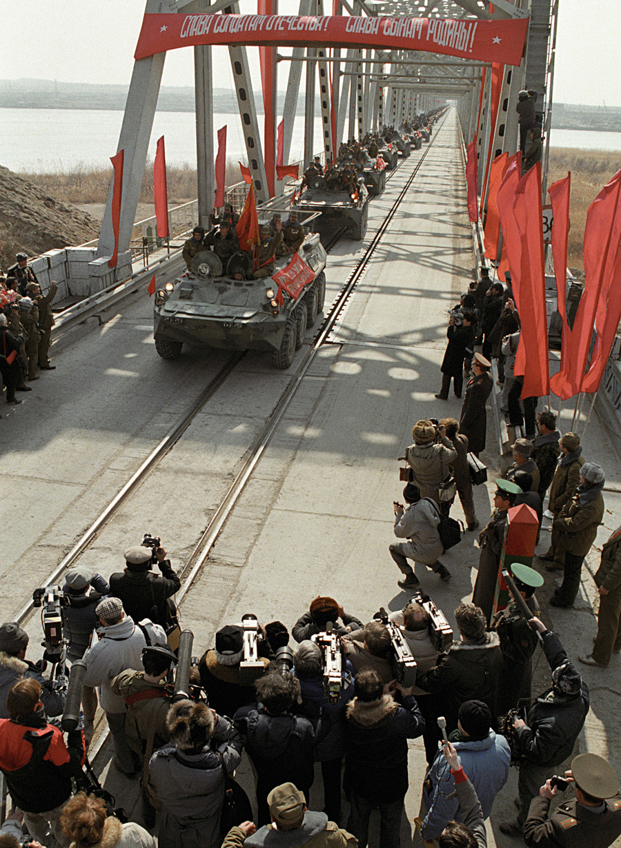 最後のソ連軍隊はアフガニスタンとの国境を越え撤退している、1989年2月15日
