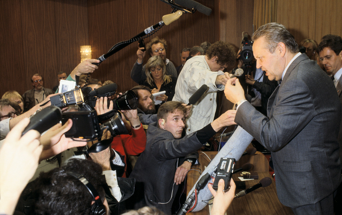 Судьбоносная пресс-конференция Гюнтера Шабовски, где восточногерманский политик по ошибке объявил об открытии границы в Берлине.