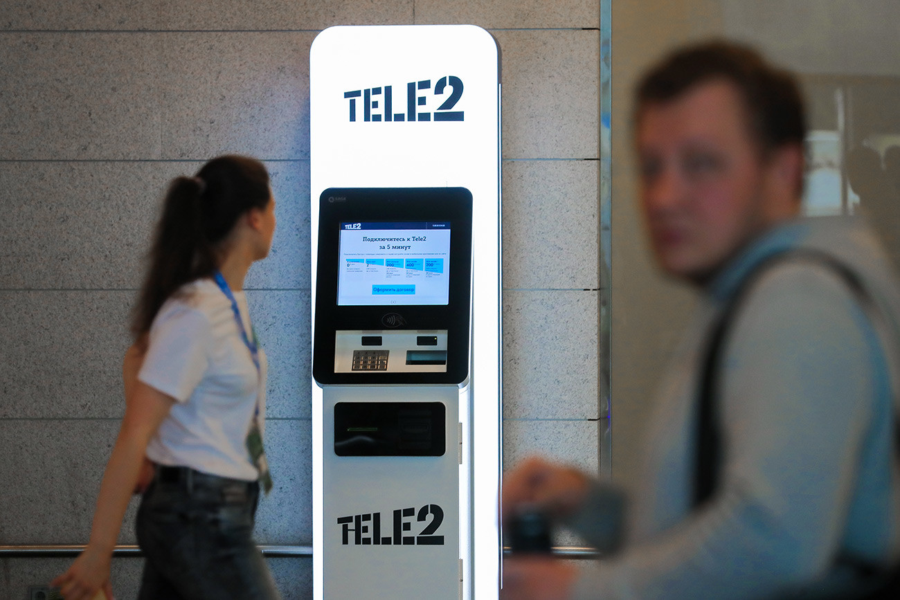 Mesin penjualan kartu SIM otomatis di area kedatangan Bandara Vnukovo, Moskow.