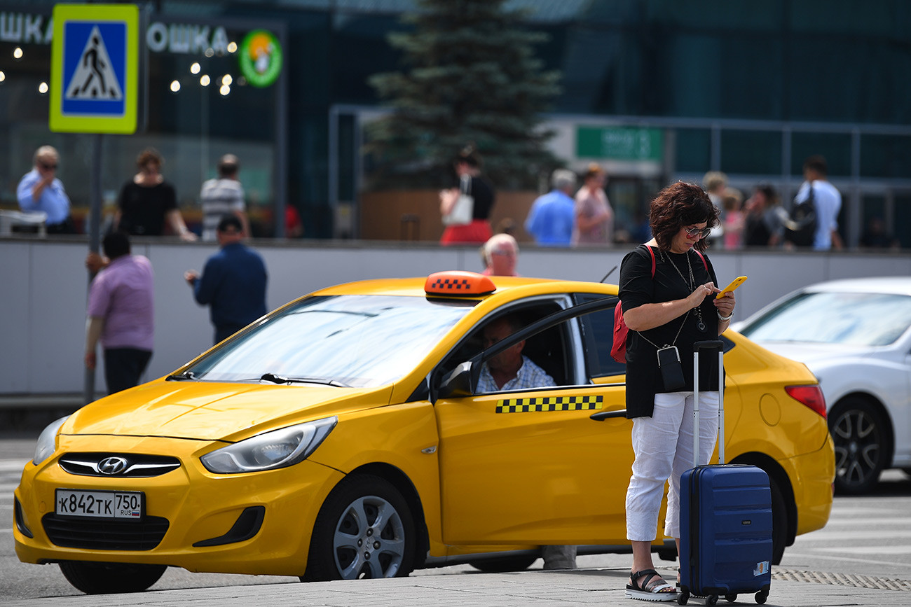 Penumpang di Bandara Domodedovo, Moskow.