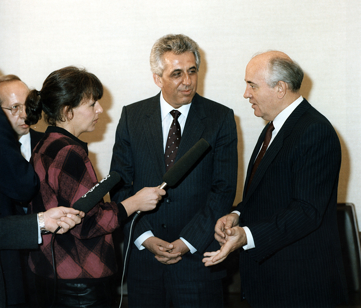 Gorbačov na srečanju z zadnjim vzhodnonemškim voditeljem Egonom Krenzem