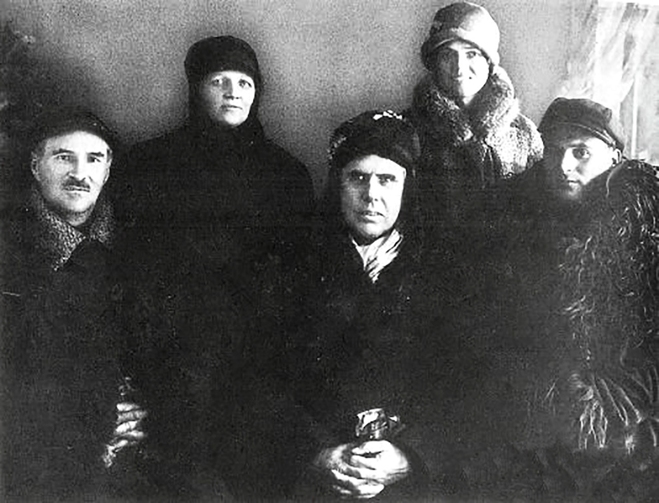 Theodor Dreiser (in der Mitte) in der Stadt Stalino (heute Donezk) am 19. Dezember 1927