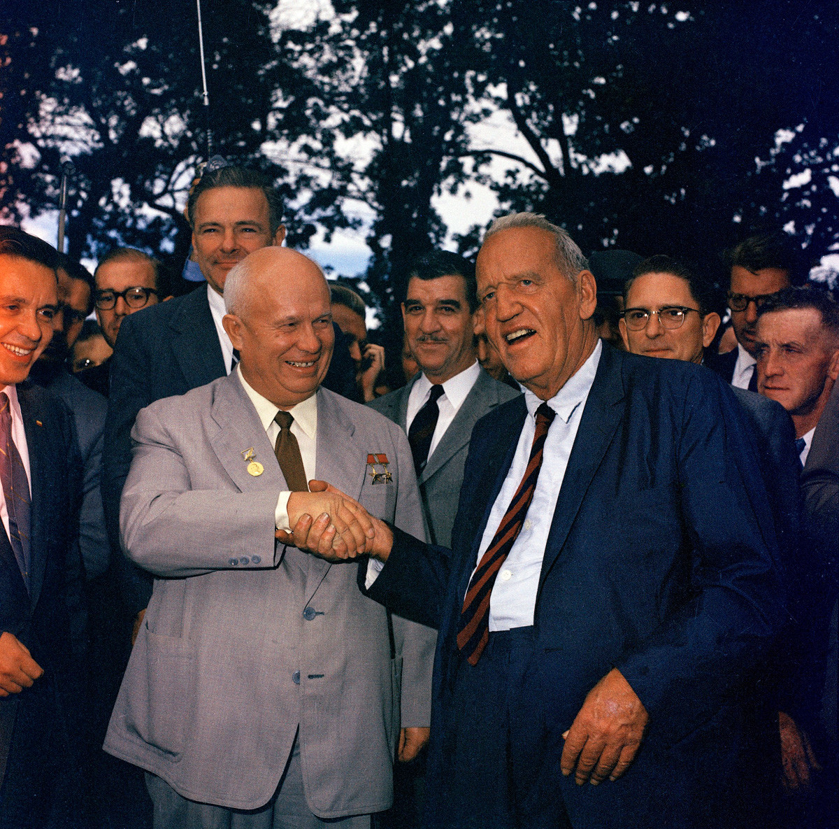  Съветският министър председател Никита Хрушчов (вляво) стиска ръката на Розуел Гарст, фермер от Айова, при който е на посещаване, 23 септември 1959 година 