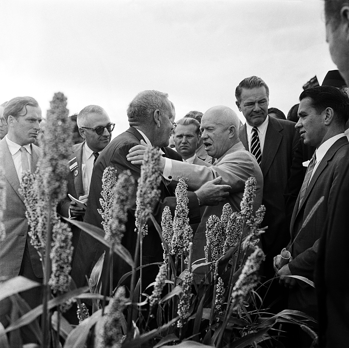  Никита Хрушчов и неговият хазаин Розуел Гарст беседват между тях в полето по време на обиколка на фермерска повърхност в Куун Рапидс, Айова, 23 септември 1959 година 