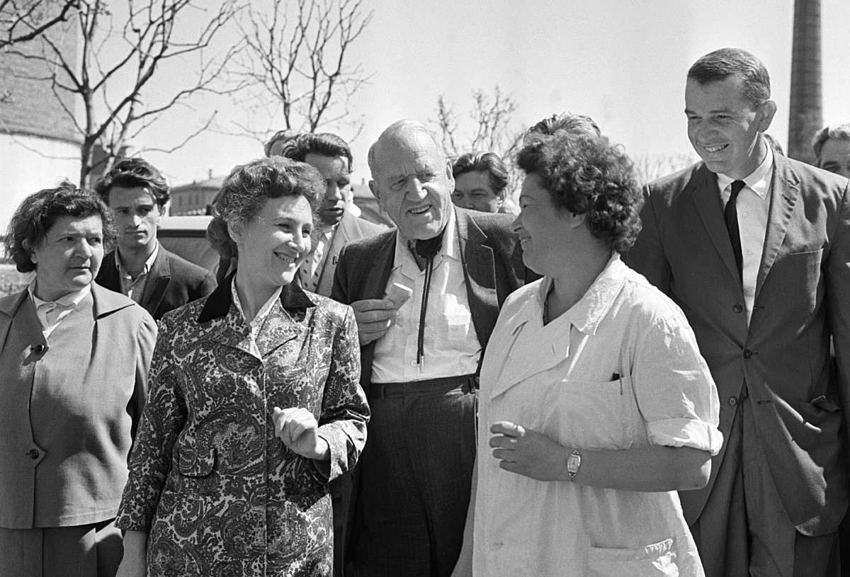  Москва. Съюз на съветските социалистически републики. 10 май 1963 година американският фермер Розуел Гарст (вляво) и неговият племенник Джон Кристал (вдясно) посещават Изложбата напостиженията на националната стопанска система. 