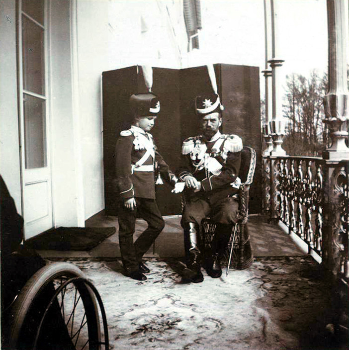 Tsarévitch Aleksêi e tsar Nikolai 2º na varanda do Palácio de Aleksandr