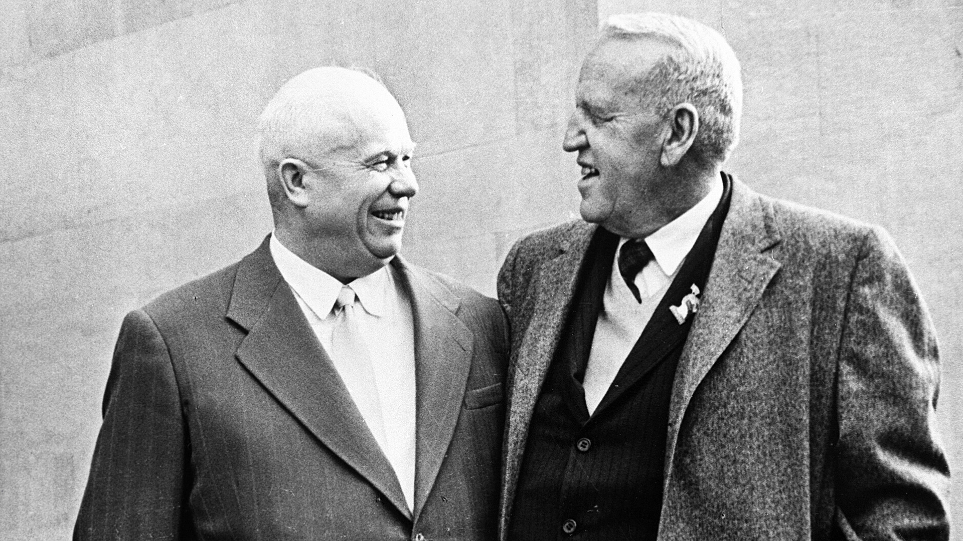 Nikita Khrouchtchev (1894-1971), premier secrétaire du Comité central du PCUS, à gauche, et Roswell Garst, agriculteur américain.
