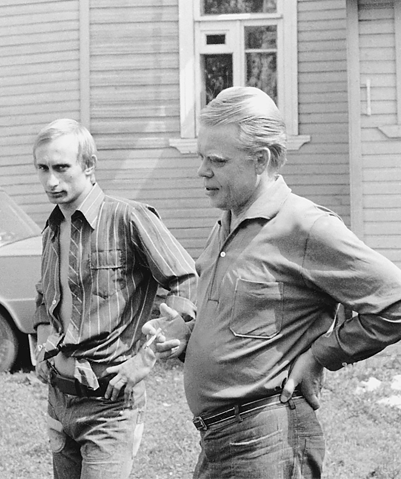 Reproduksi dari foto tahun 80an -- 88an. Vladimir Putin (kiri) di rumah pedesaan seorang temannya. 