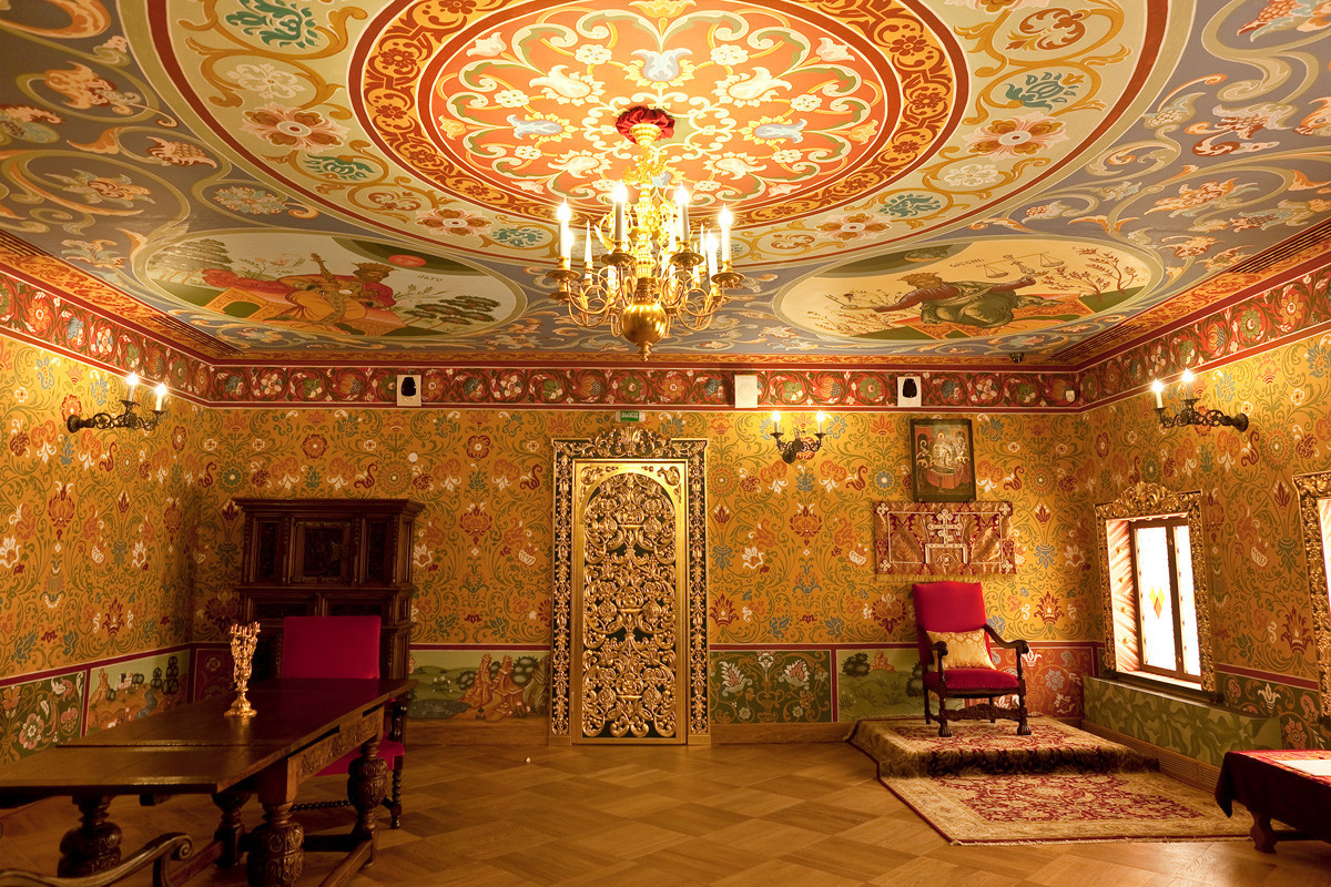 Câmara principal da tsarina nos aposentos femininos do palácio do tsar (reconstituição contemporânea em Kolomenskoie, Moscou).