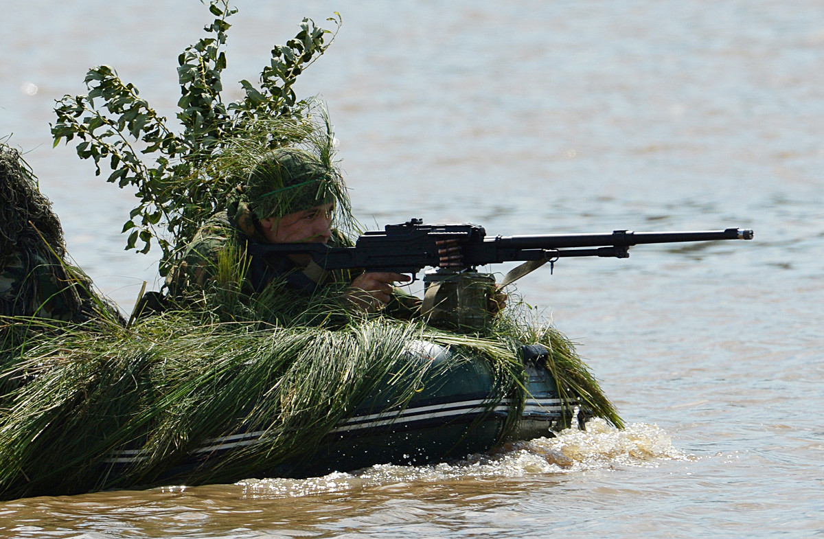 Izvidnik prečka reko na usposabljanju za premagovanje vodnih ovir. Poligon Sergejevski v Primorskem kraju na Daljnem vzhodu Rusije.

