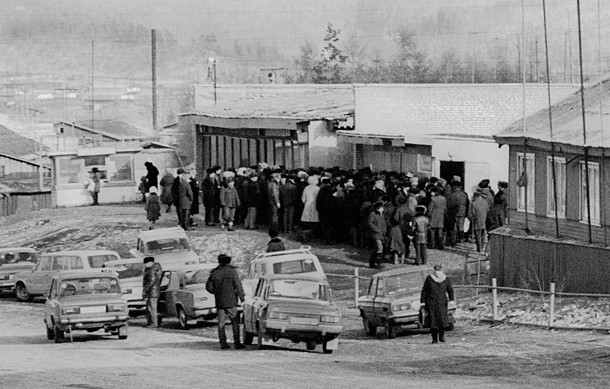 A queue outside a liquor store, Tynda (the Far East), 1988.