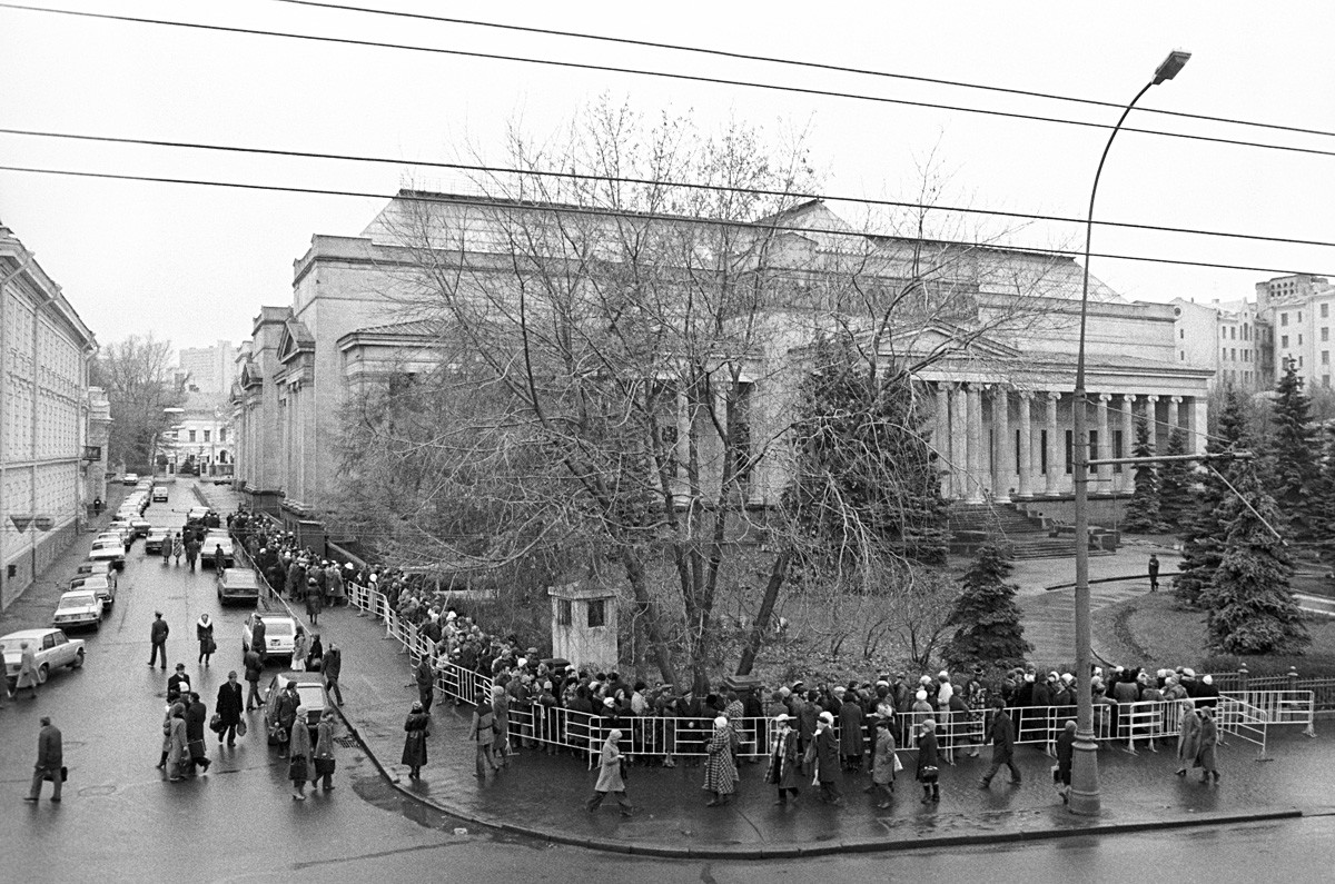 People lining up to see the exhibition 