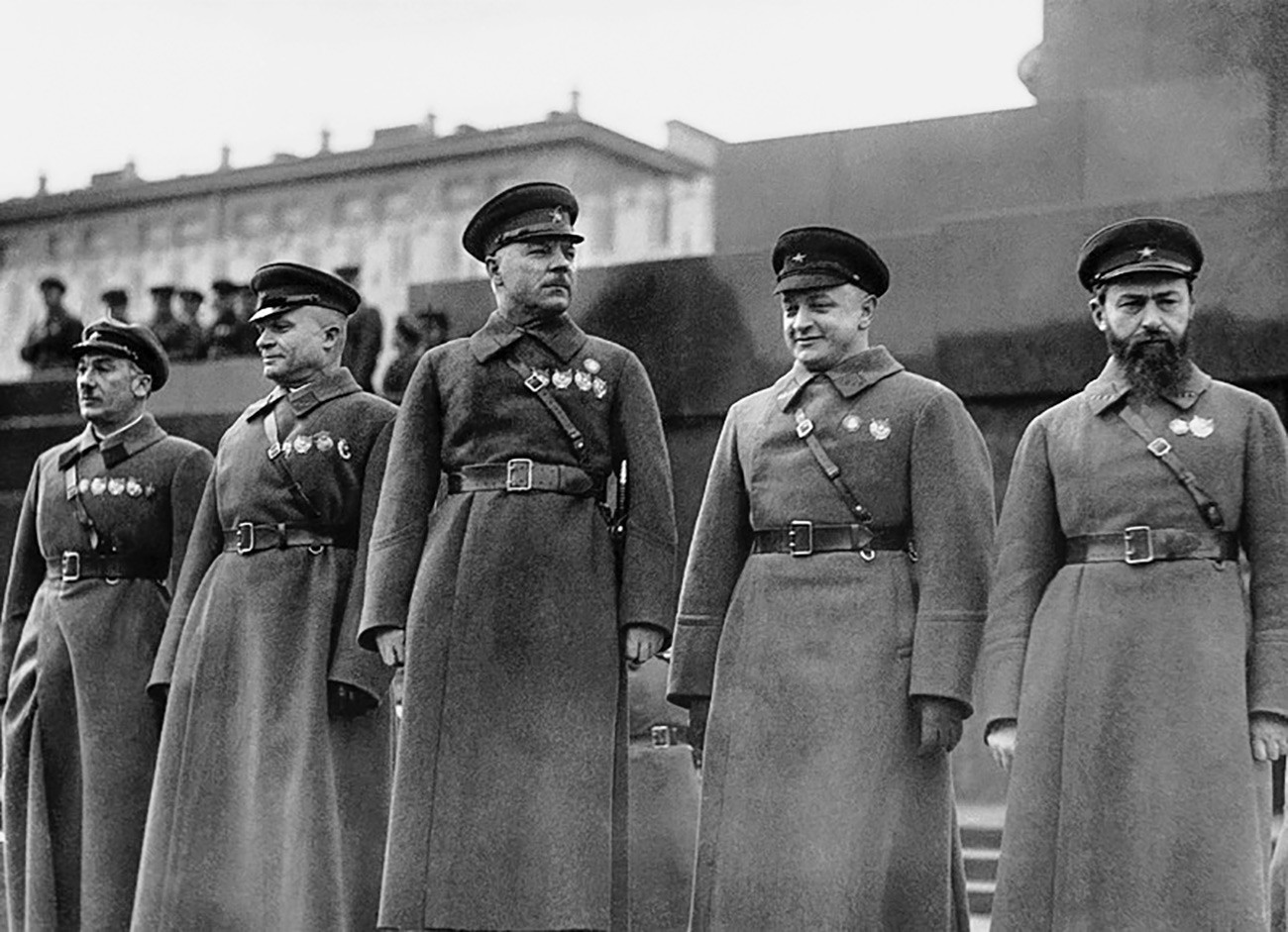 Генрих Ягода, Александр Егоров, Климент Ворошилов, Михаил Тухачевский и Ян Гамарник на Красной площади.