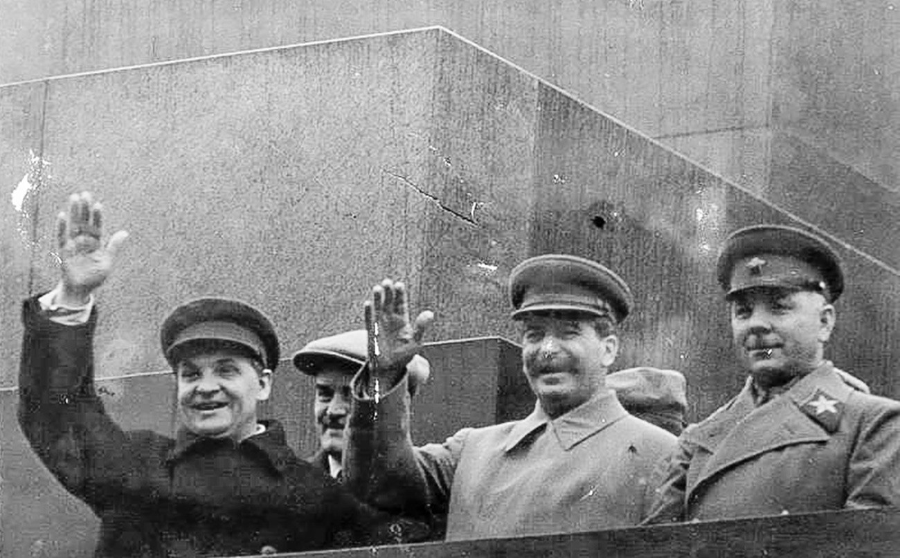 Сталин на трибуне мавзолея.