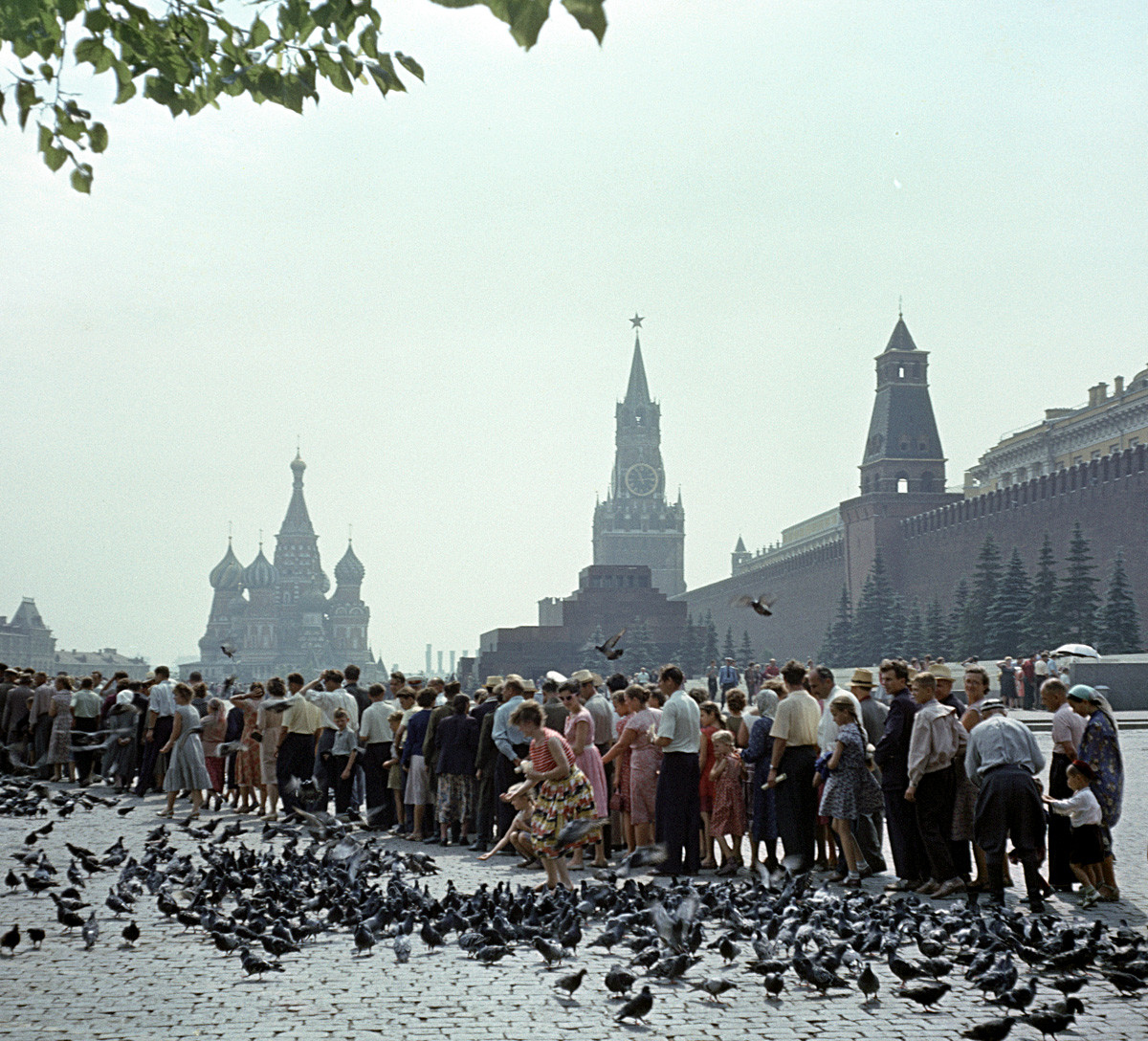 Lunga fila davanti al Mausoleo di Lenin in Piazza Rossa 
