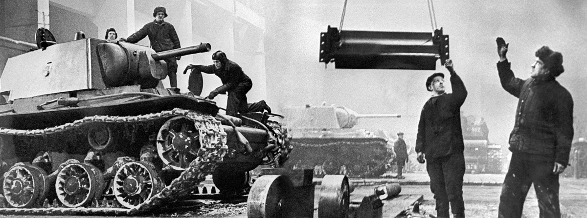 Лењинград, СССР, Склапање тешких тенкова КВ-1 у Лењинградској металуршкој фабрици „Јосиф Стаљин“ у окупираном Лењинграду за време Великог отаџбинског рата на Источном фронту Другог светског рата. 