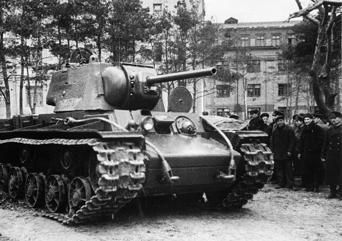 Тенк КВ-1 (Климент Ворошилов), група цивила и црвеноармејаца посматра нови тенк КВ-1 који је тек изашао из фабрике и спрема се да иде на фронт. СССР, Други светски рат.