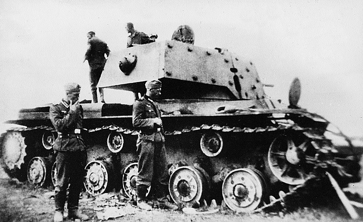 Тешки совјетски тенк КВ-1 (1940) који су запосели Немци.