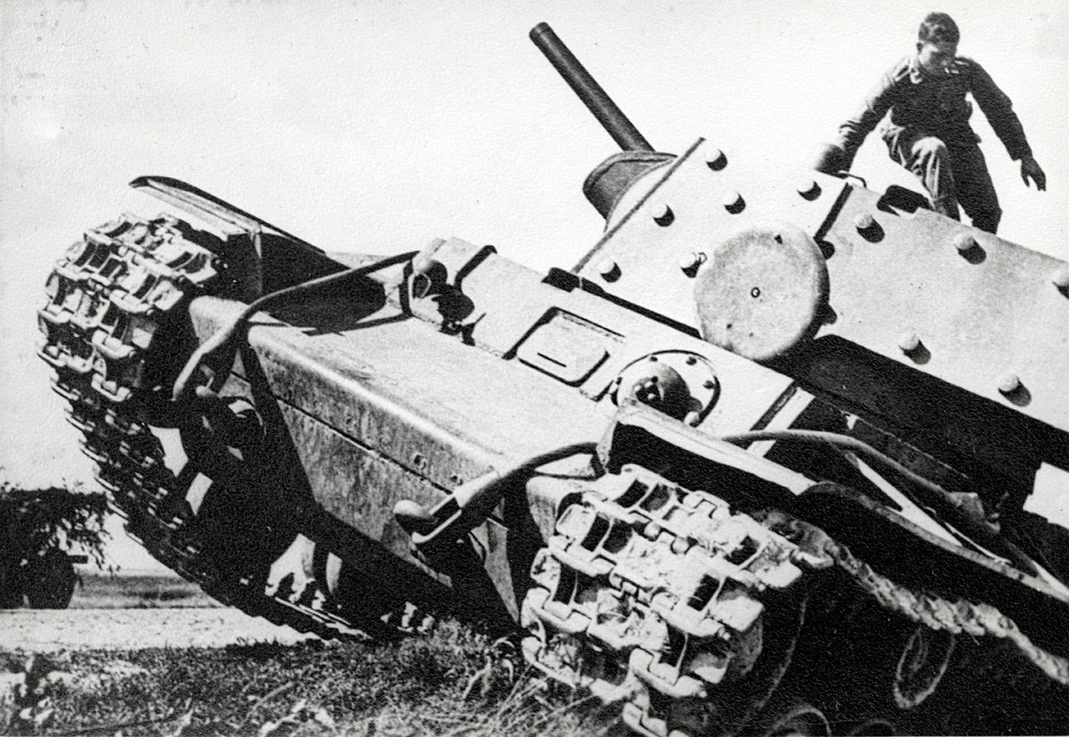 Руски тешки тенк КВ-1 (Климент Ворошилов). Овај модел је био два пута тежи од тадашњих немачких тенкова и у почетку је представљао проблем за немачку офанзиву јер већина оруђа није могла да му пробије оклоп.