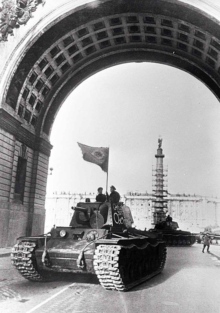 „Тенкови крећу на фронт“. Тенкови КВ-1 склопљени у време опсаде Лењинграда у фабрици Бр. 371 крећу на фронт са Урицког трга (данашњи Дворски трг) у Лењинграду.