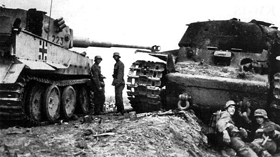 Немачки „Тигар“ поред погођеног совјетског тенка КВ-1С.