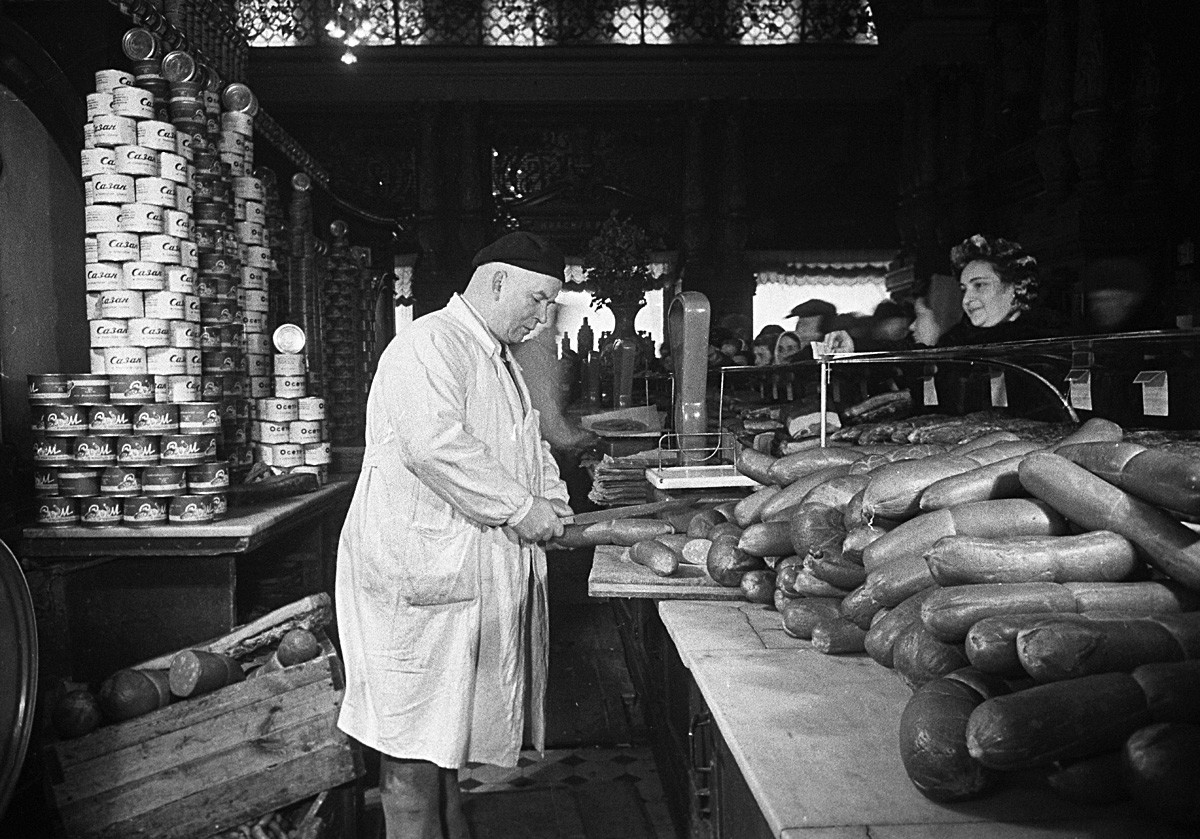 Продажа колбасных изделий в Елисеевском магазине в Москве, 1952.