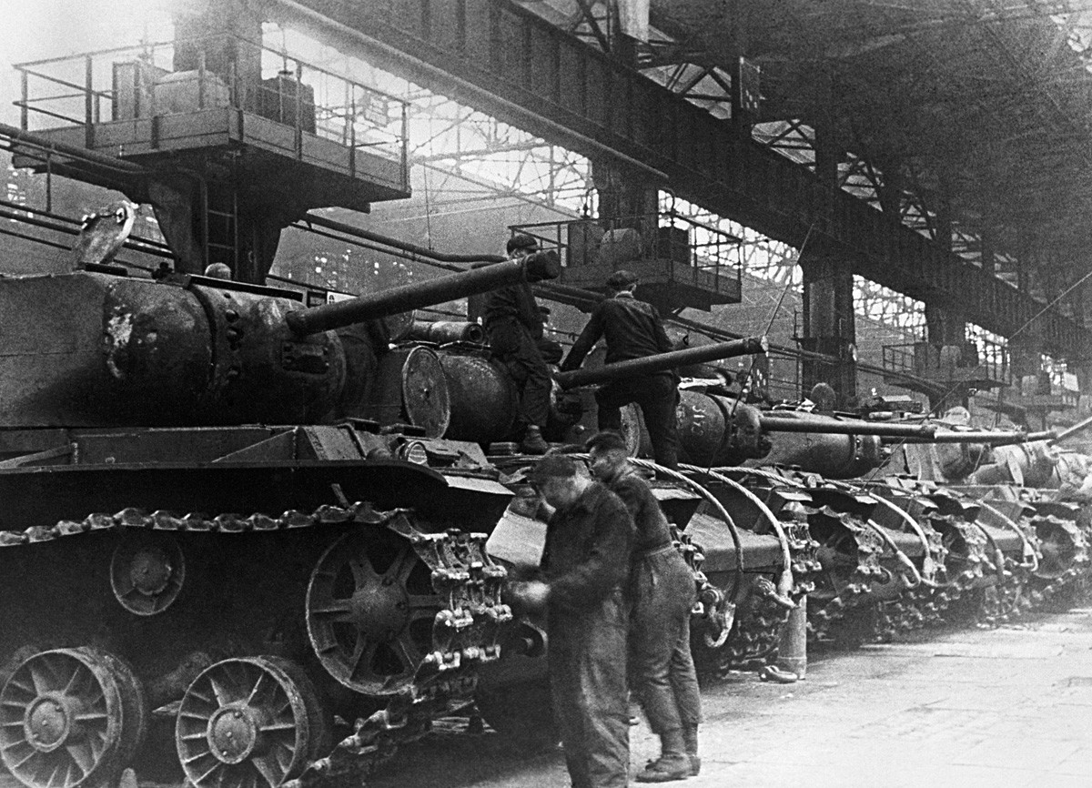 Čeljabinsk, SSSR. Tenkovi KV-1 u pogonu za sklapanje, Čeljabinska tvornica traktora u vrijeme Velikog domovinskog rata.
