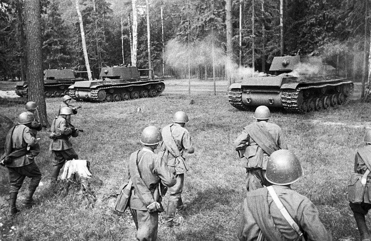 Sovjetski teški tenkovi KV-1 zauzimaju položaj za napad. Zapadni front.

