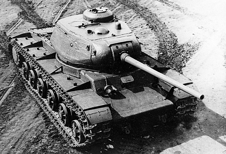 Tenk KV-85, teški sovjetski tenk iz doba Velikog domovinskog rata.

