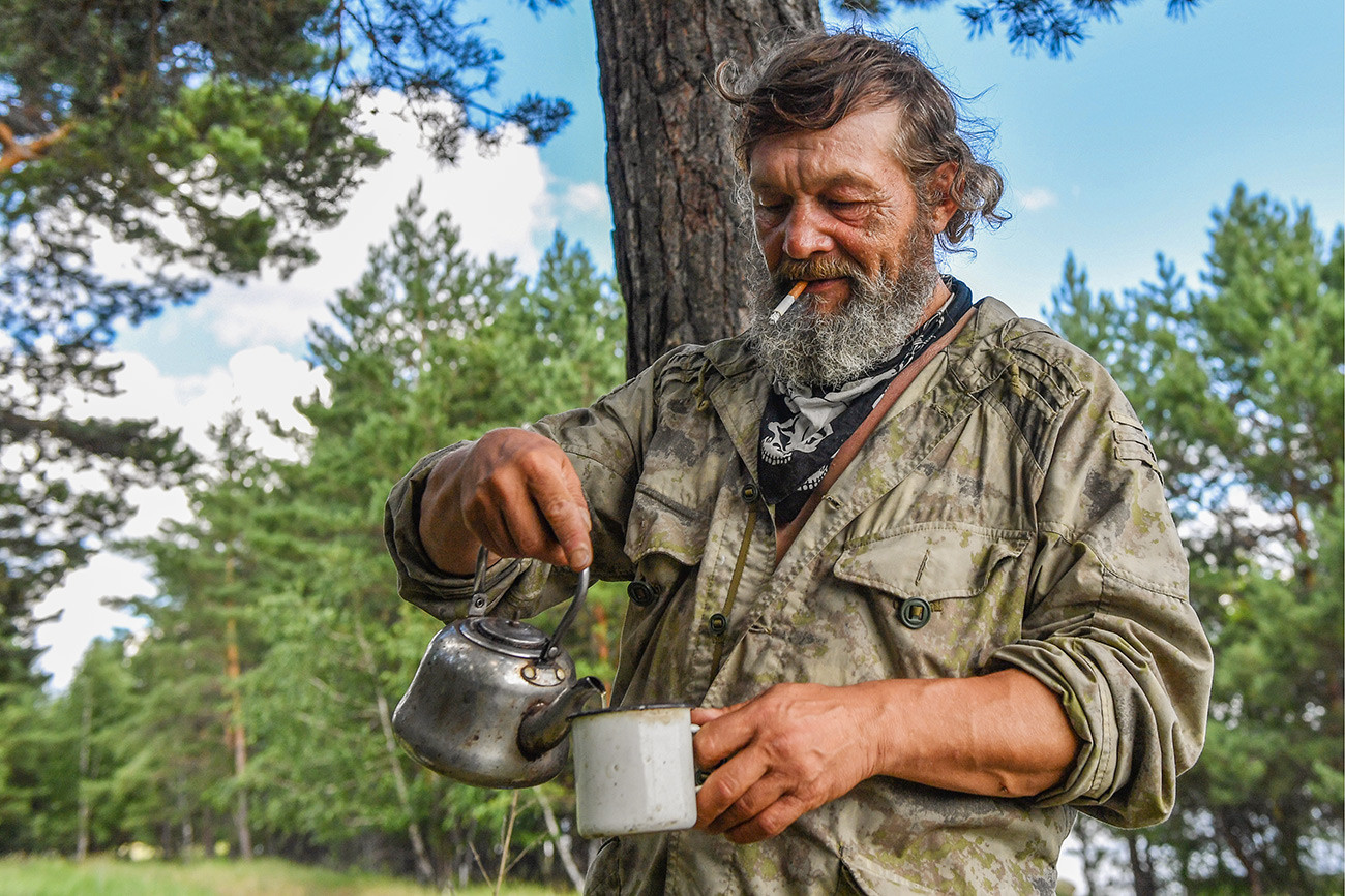 Дед заметить. Дед пьет чай. Дедушка пьет чай. Дедушка в лесу. Дед в лесу.