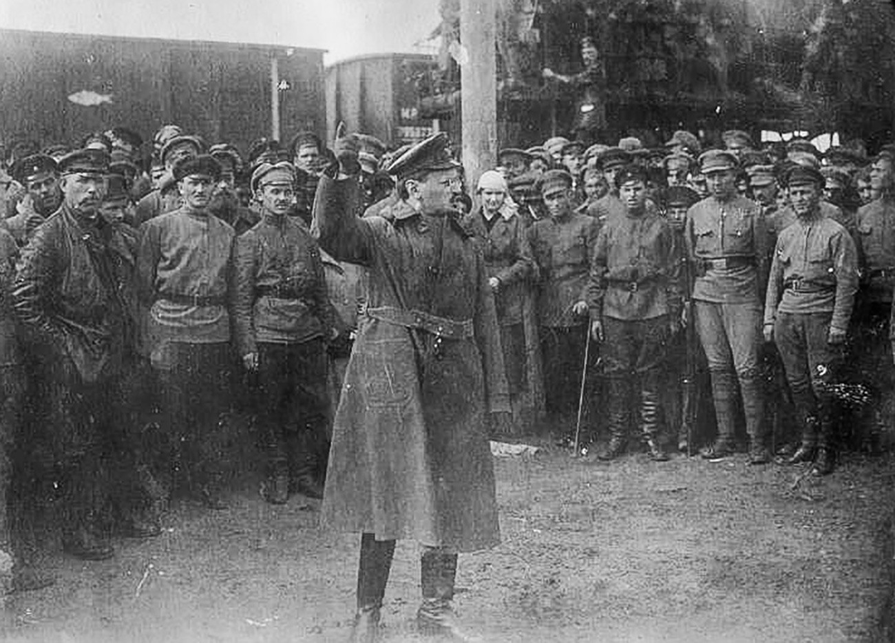 Trótski faz discurso para soldados.