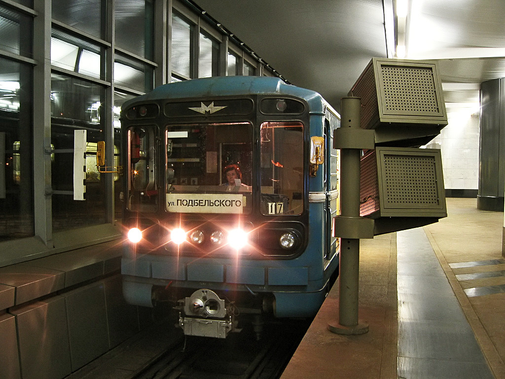 最後の地下鉄列車運転ナタリア・コルネエンコ、ヴォロビヨーヴイ・ゴールィ駅