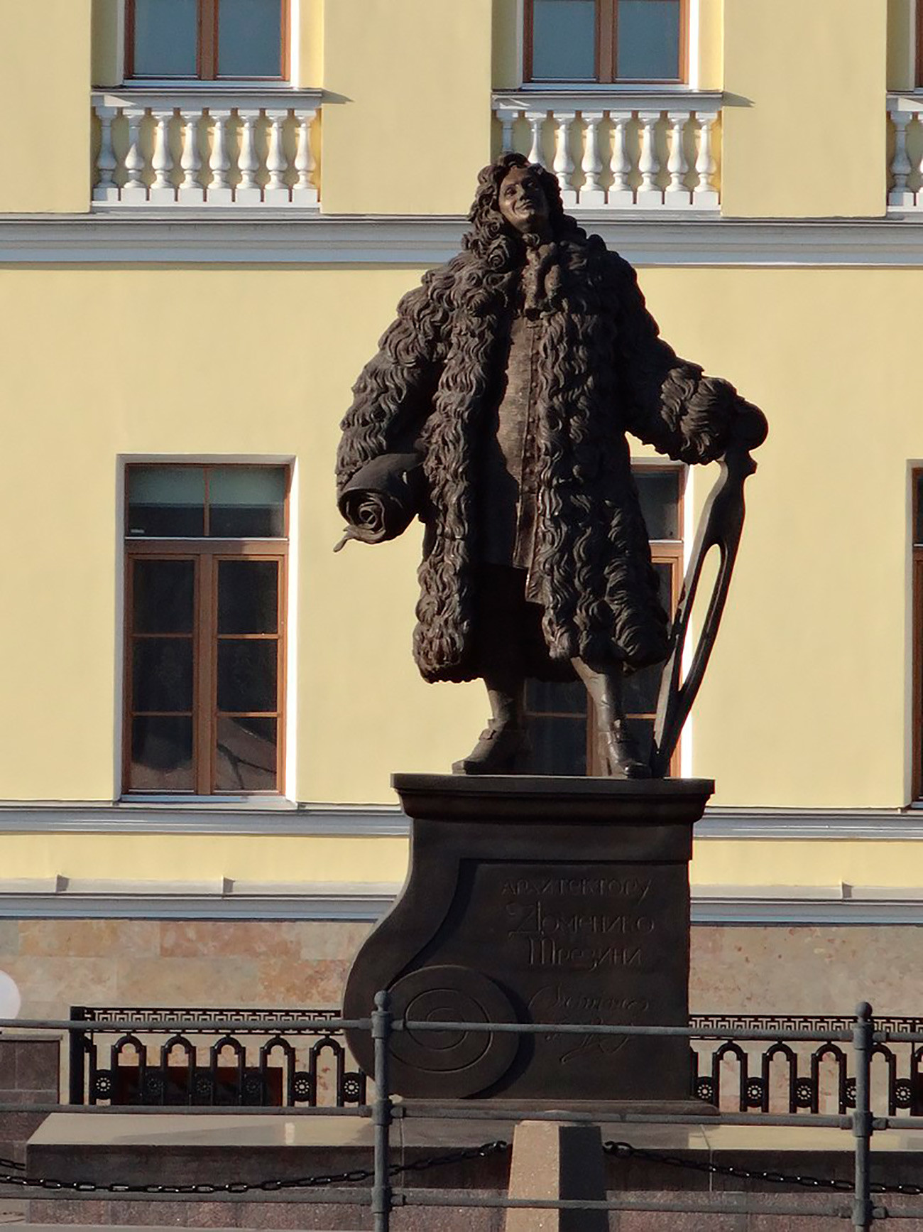 Памятник Доменико Трезини в Петербурге у дома, в котором жил архитектор. Скульптор П. Игнатьев, архитектор П. Богрянцев