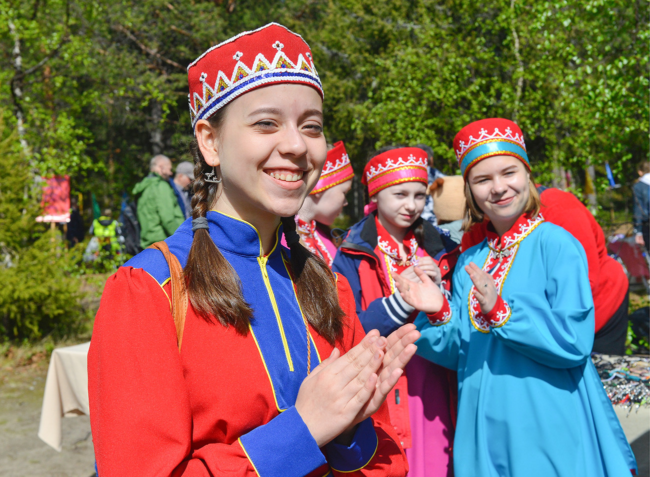 Femmes en costume traditionnel lors des Jeux estivaux samis, à Lovozero