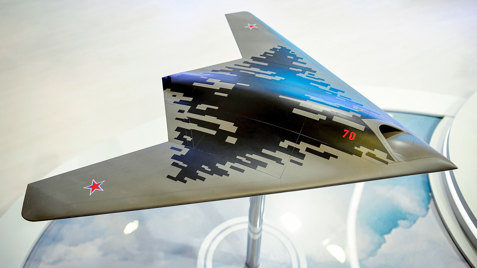 Макета на беспилотното летало С-70 „Охотник“ на меѓународната авио-космичка изложба МАКС-2019 во Жуковски, Подмосковје.