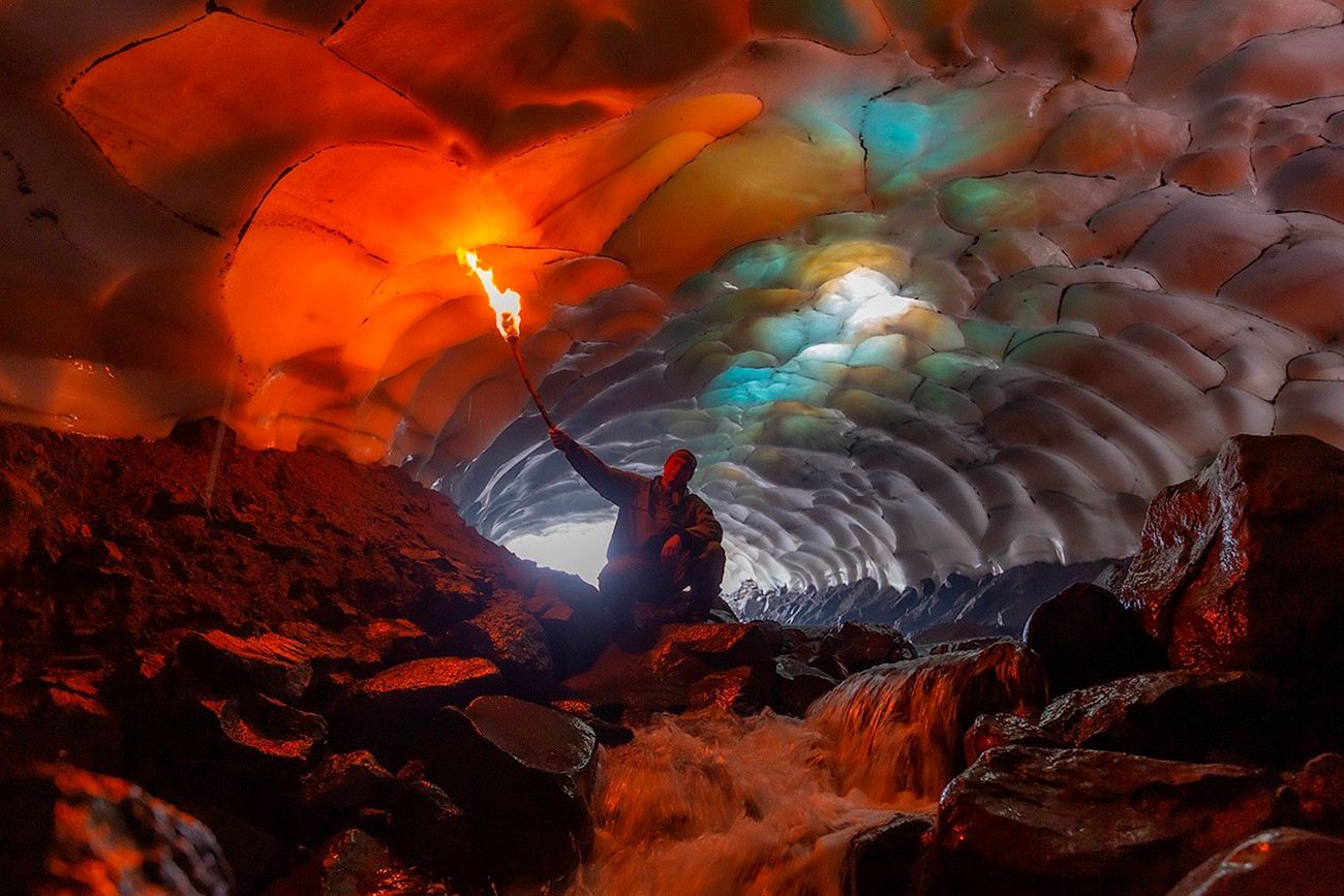 « C'est la troisième fois en 7 ans que nous avons la chance d’admirer cette magnifique vue. Les rayons du Soleil, traversant la voûte d'une grotte de neige, créent un phénomène incroyablement beau ».