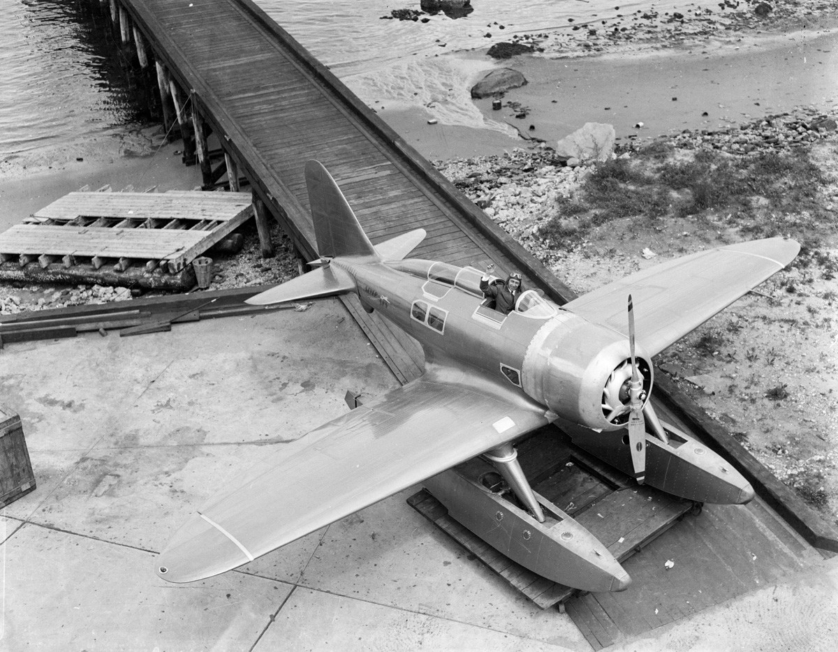 Novi avion-amfibija koji je projektirao i napravio bojnik Aleksandar Severski. Na fotografiji Severski maše iz kabine aviona, 14. lipnja 1933, New York.
